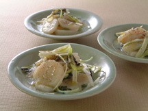 Image of Steamed Scallops with Olive Oil: a quick microwave appetizer recipe provided with nutrition facts for a seafood dish