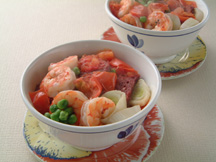 Photo of fried rice bowl (donburi) with Shrimp, tomato and beef: a quick microwave recipe provided with nutrition facts for a Japanese rice bowl with seafood and beef